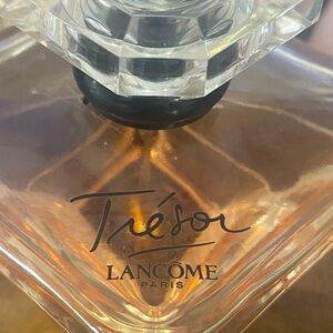 Trésor Perfume Bottle - Elegant Gold Accent